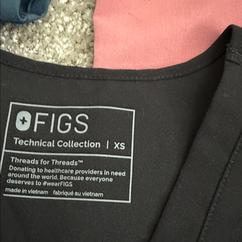 Assorted FIGS Scrub Tops and Pants Set (11 Items: 7 Shirts, 4 Pants) - Picture 2 of 2